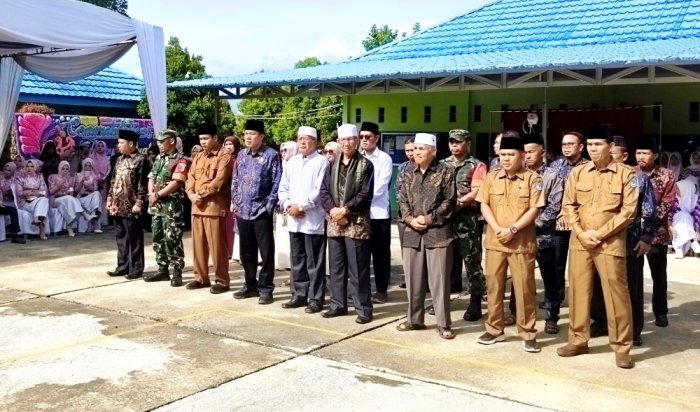 Kepala MTsN 1 Kerinci Bapak Khustian, S.Pd., M.Pd Memenuhi Undangan Pelepasan Siswa Kelas XII MAN 2 Kerinci