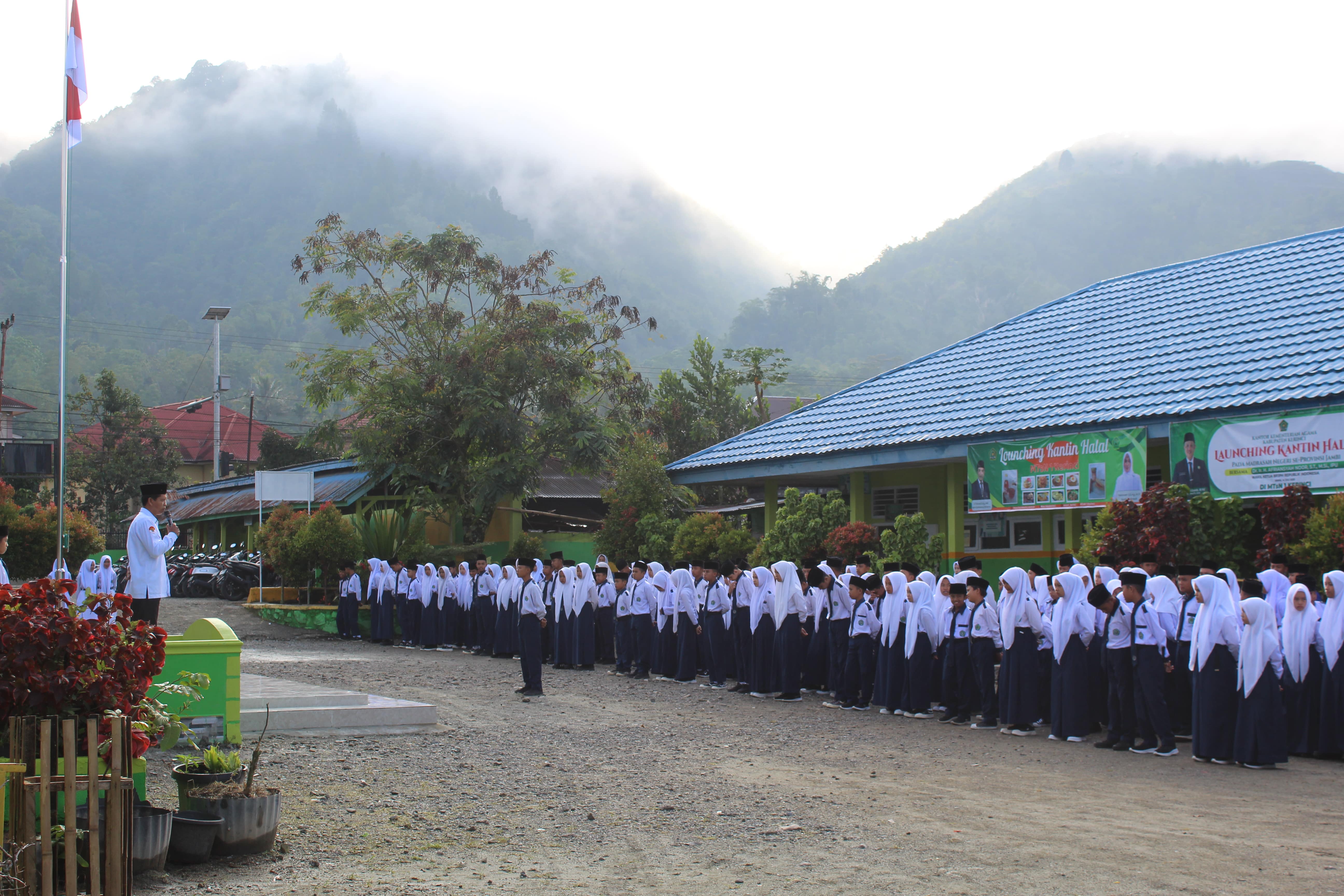 Kelas 9B Tampil Tangguh, Upacara Bendera di MTsN 1 Kerinci Berjalan Khidmat