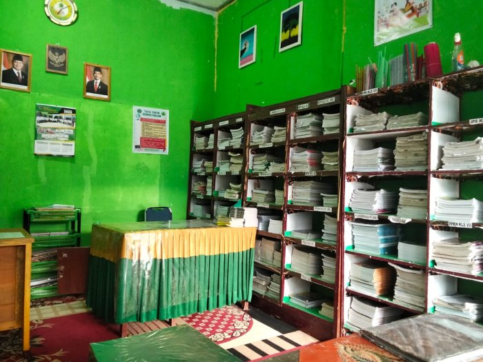 Pegawai Perpustakaan MTsN 1 Kerinci Tertib Dalam Administrasi dan Kelola Buku di Perpustskaan.