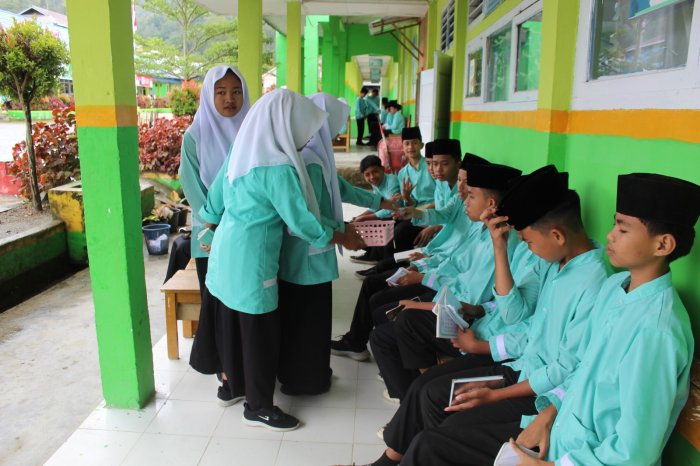 Dengan sedekah, hati menjadi lapang; dengan kebiasaan baik, generasi unggul terbentuk.