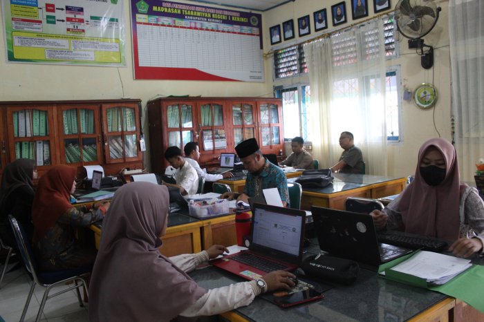 Staff TU MTsN 1 Kerinci Tunjukkan Pelayanan Prima dan Profesionalisme Tinggi Staff TU MTsN 1 Kerinci Tunjukkan Pelayanan Prima dan Profesionalisme Tinggi