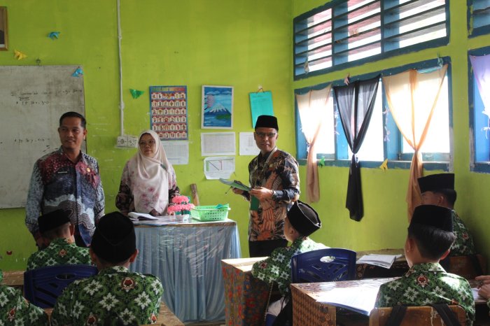 Apa yang Dibahas? Pengawas Madrasah Kunjungi MTsN 1 Kerinci