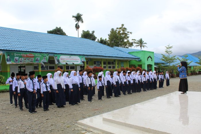 Guru MTsN 1 Kerinci Tertibkan Siswa Usai Upacara Bendera