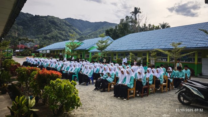 Tebar Berkah Pagi Jumat, Kelas IX F MTsN 1 Kerinci Pimpin Yasinan dan Asmaul Husna