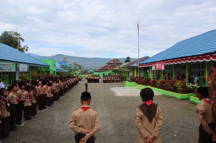 Rutinitas Apel Pagi Setiap Kamis di MTsN 1 Kerinci, Petugas dari Kelas 8B