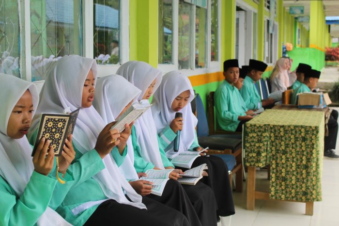 Suara Merdu Siswa 7E Gema di Pagi Jumat, Yasinan MTsN 1 Kerinci Bikin Suasana Penuh Berkah!