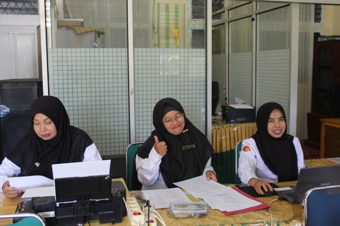 Jelang Batas Akhir, Guru dan TU MTsN 1 Kerinci Kejar Target Pengisian SKP e-Kinerja