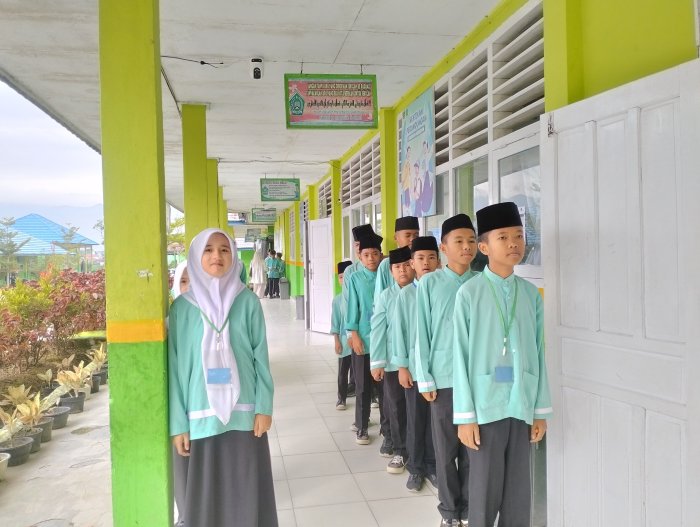 Semangat di Hari Jumat Berkah, Siswa Tetap Fokus Mengikuti Ujian di MTsN 1 Kerinci