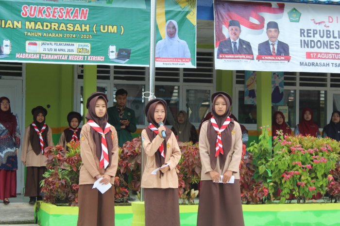 Suarakan Nilai Islami, Kelas 9D MTsN 1 Kerinci Tampil Menawan di Lomba Kultum 3 Bahasa