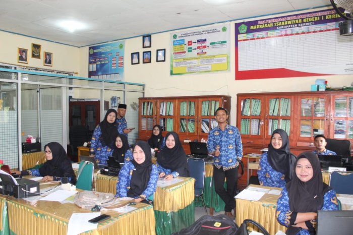 Staf Tata Usaha MTsN 1 Kerinci Siap Melayani Kebutuhan Administrasi Madrasah