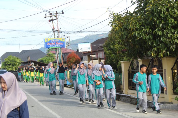 Jalan Santai MTsN 1 Kerinci Pererat Kebersamaan