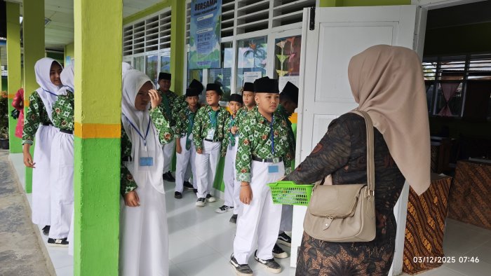 Guru Pengawas MTsN 1 Kerinci Jalankan Tugas dengan Tertib dan Profesional Selama Ujian Berlangsung
