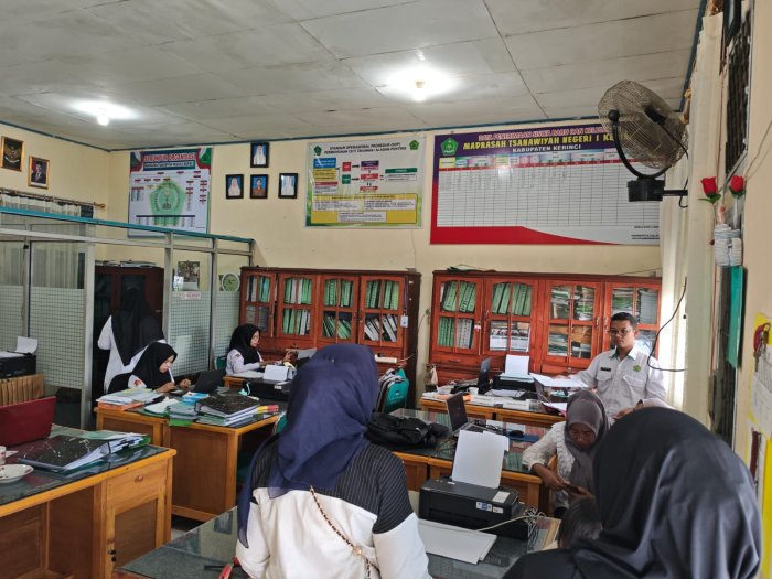 Tiada Hentinya Penerimaan Siswa Baru, Operator MTsN 1 Kerinci Sigap Layani Pendaftaran Murid Baru Tiada Hentinya Penerimaan Siswa Baru, Operator MTsN 1 Kerinci Sigap Layani Pendaftaran Murid Baru