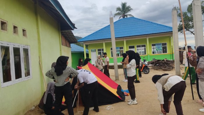 Seru dan Edukatif! Siswa MTsN 1 Kerinci Praktik Langsung Mendirikan Tenda Pramuka