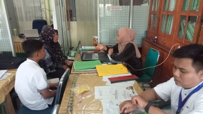 Kesigapan Ibuk Deti Susiati, S.Pd.I dalam Mengelola Administrasi MTsN 1 Kerinci