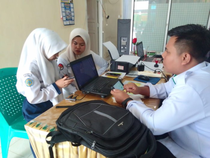 Buka Peluang Prestasi, Pak Yozi Firnanda Dampingi Konsultasi Siswa Menuju MAN Insan Cendikia Jambi