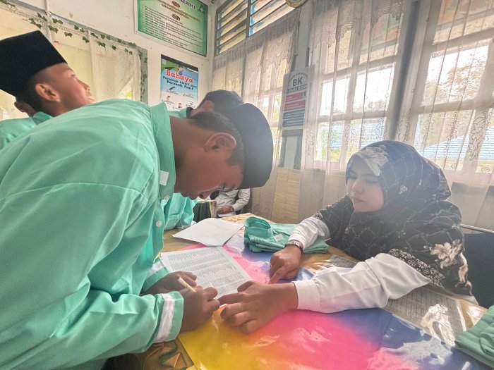 Identitas Islami Semakin Kuat, MTsN 1 Kerinci Bagikan Baju Muslim untuk Siswa Baru