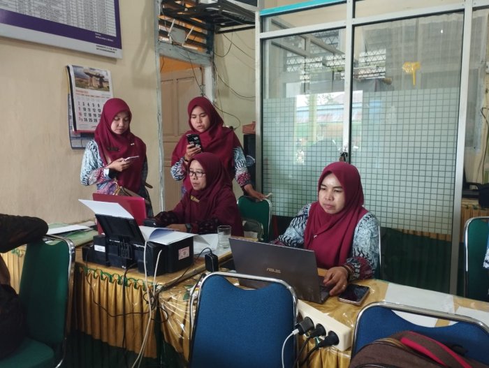 Dukung Peningkatan Profesionalisme, Ibu Harnilis Layani Pengajuan PPG Guru MTsN 1 Kerinci dengan Optimal