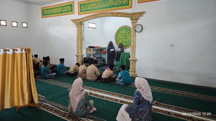 Prety Kelas VIIID Sampaikan Kultum Menyentuh Hati Sebelum Sholat Berjamaah di MTsN 1 Kerinci
