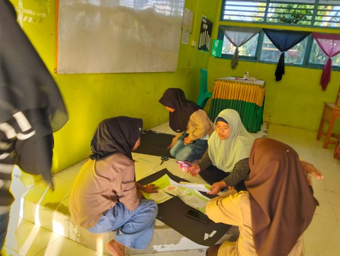 Kelas 7E MTsN 1 Kerinci Laksanakan Kegiatan Dekorasi Kelas Bersama Wali Kelas ibu Rati Metrina, S.Pd.I