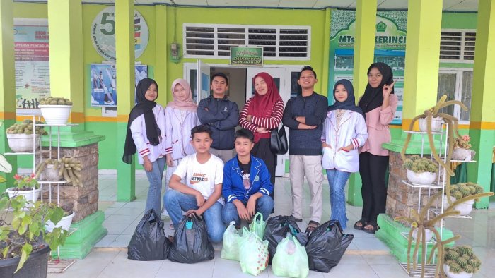 Mengawali dengan Berbagi, MTsN 1 Kerinci Semarakkan Ramadhan 1447 H