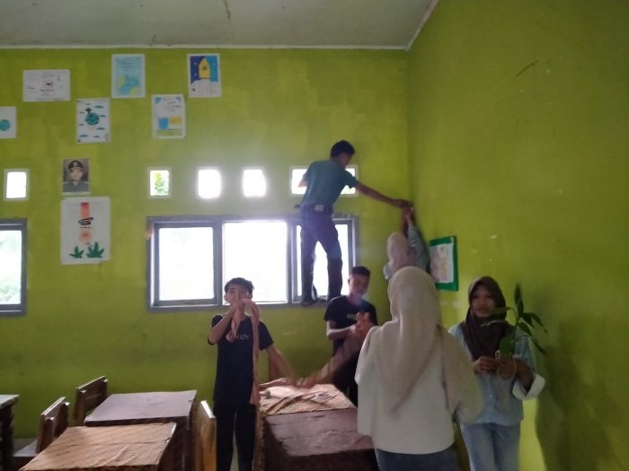 Siswa Kelas 8B MTsN 1 Kerinci Antusias Dekorasi Kelas