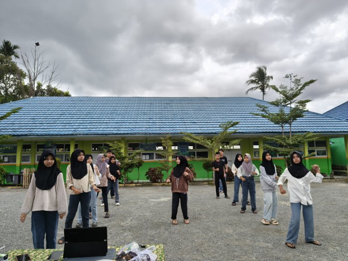 Siswa Kelas IX E MTsN 1 Kerinci Semangat Latihan Senam untuk Persiapan Lomba
