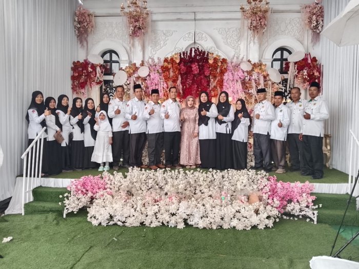 GTK MTsN 1 Kerinci Hadiri Resepsi Pernikahan Dina dan Robil