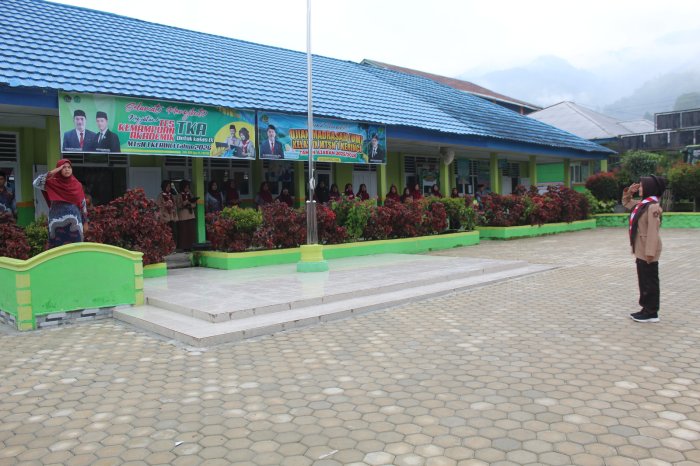 Apel Kedisiplinan MTsN 1 Kerinci Tanamkan Karakter Disiplin dan Tanggung Jawab. Apel Kedisiplinan MTsN 1 Kerinci Tanamkan Karakter Disiplin dan Tanggung Jawab.