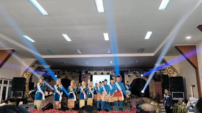 Kepala MTsN 1 Kerinci Hadiri Malam Puncak Final Pemilihan Bujang Gadis Kota Sungai Penuh