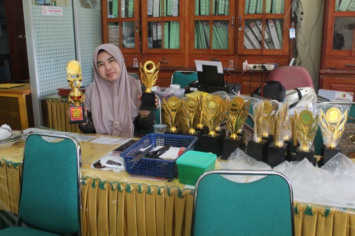 Apresiasi Semakin Dekat: MTsN 1 Kerinci Rancang Piala untuk Para Siswa Berprestasi