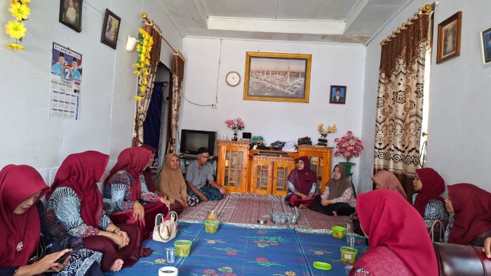 Keluarga Besar MTsN 1 Kerinci Laksanakan Kunjungan Sosial ke Rumah Orang Tua Ibu Elvera Yusiana
