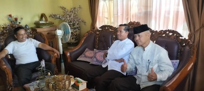 Hangatnya Idul Fitri! Kepala MTsN 1 Kerinci Sambangi Kediaman Kades Kemantan Tinggi