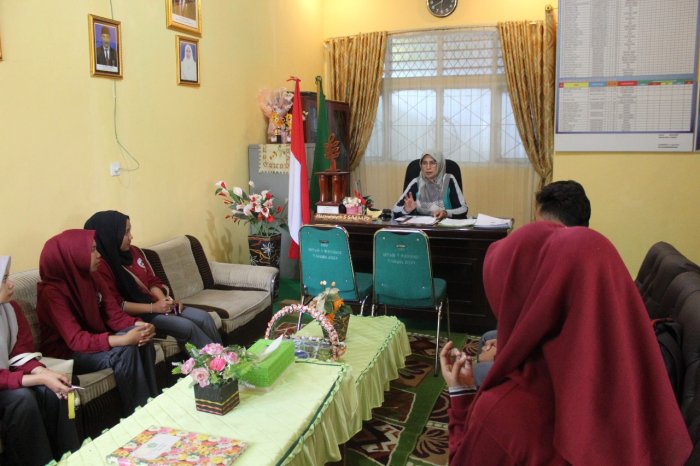 Pertemuan Mahasiswa PLP dengan Kepala MTsN 1 Kerinci Bahas Program Kerja dan Evaluasi