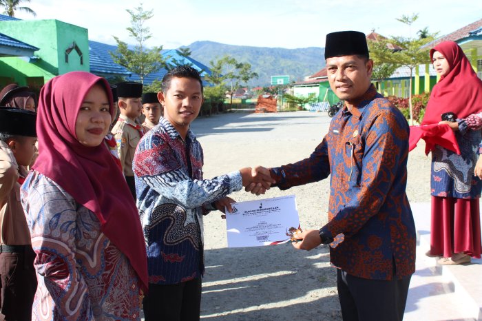 Kepala Madrasah Bersama Jajaran Serahkan Piagam Jambore Ranting, KTA Pramuka, dan Tiska