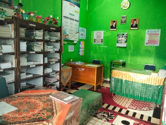 Kerja Sama Tim Perpustakaan MTsN 1 Kerinci Tertib dalam Administrasi dan Kelola Buku Perpustakaan.