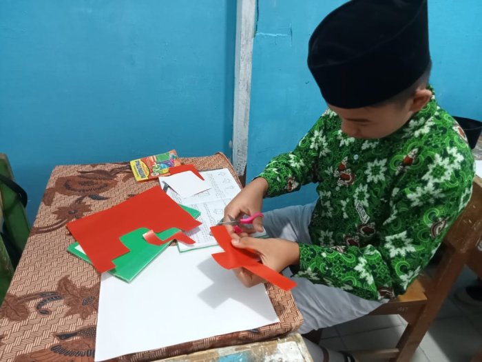 Serius Tapi Seru, Siswa Kelas IX E MTsN 1 Kerinci Asah Kreativitas Lewat Proyek Kubus Origami