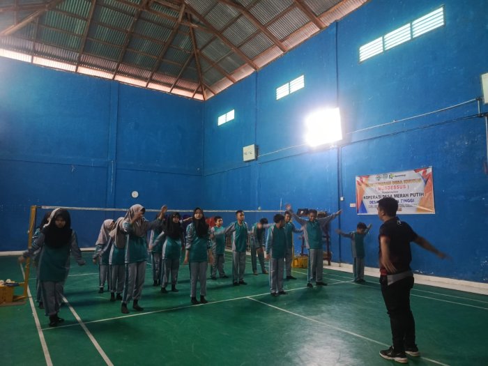 Kegiatan Olahraga Kelas 7B MTsN 1 Kerinci Pembelajaran Badminton di Hall Kemantan Tinggi