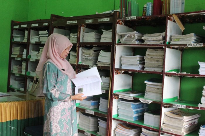 Kepala MTsN 1 Kerinci Lakukan Monitoring Perpustakaan, Dorong Peningkatan Budaya Literasi