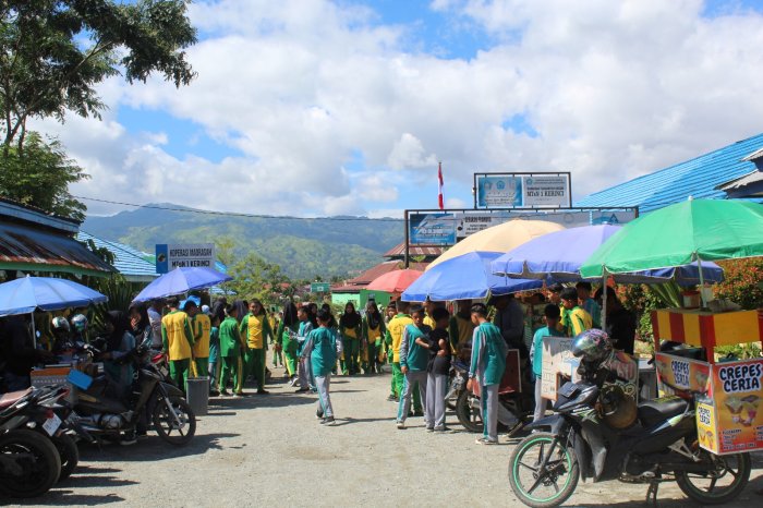 Jam Istirahat Dimulai, Siswa MTsN 1 Kerinci Berburu Jajanan Favorit