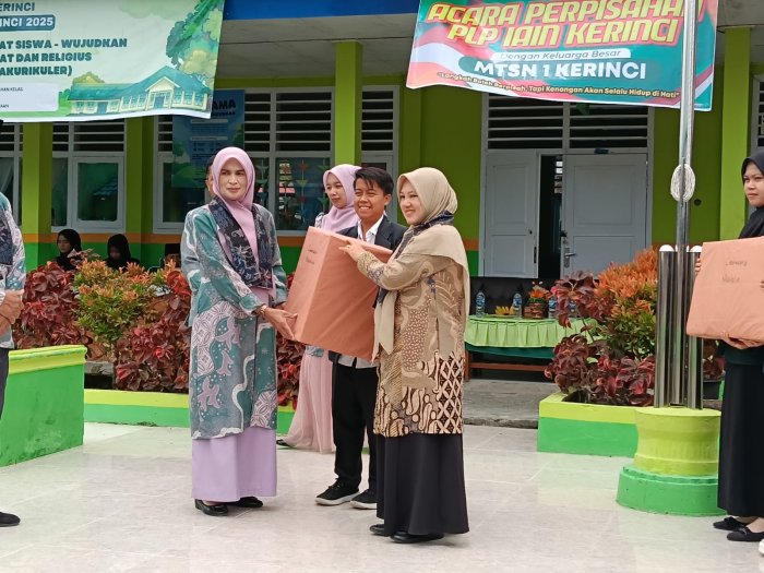 Akhiri Masa PLP dengan Haru, Mahasiswa IAIN Kerinci Serahkan Kenang-Kenangan kepada MTsN 1 Kerinci