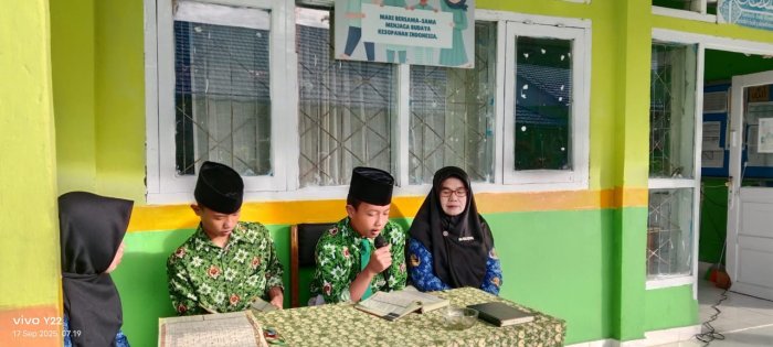 Sebelum Belajar, MTsN 1 Kerinci Kompak Bertadarus Dipandu Ikrom dan Zalfa Siswa Hebat IX B